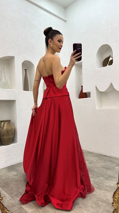 Kırmızı İşlemeli Drapeli Straplez Saten Abiye Elbise