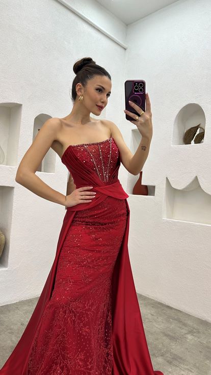 Kırmızı İşlemeli Drapeli Straplez Saten Abiye Elbise