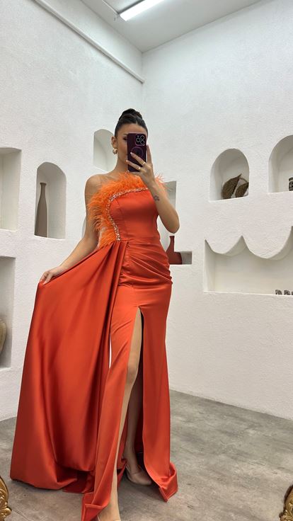 Arancione senza spalline piuma dettaglio raso abito da sera