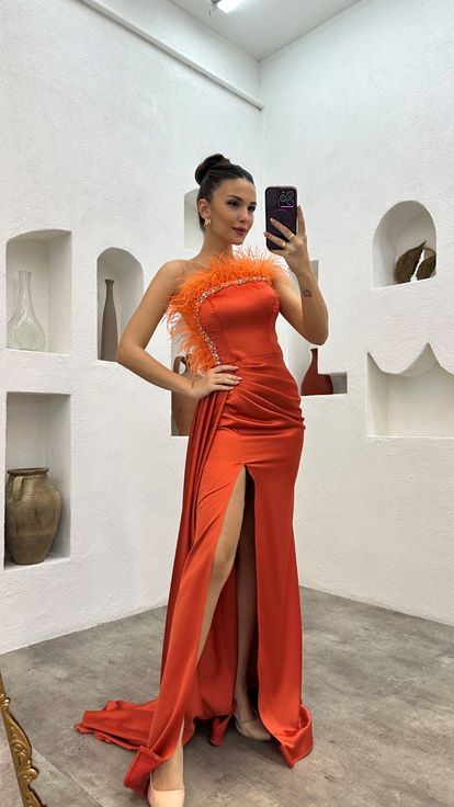 Arancione senza spalline piuma dettaglio raso abito da sera
