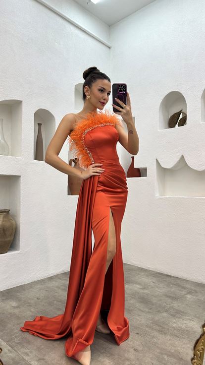 Arancione senza spalline piuma dettaglio raso abito da sera