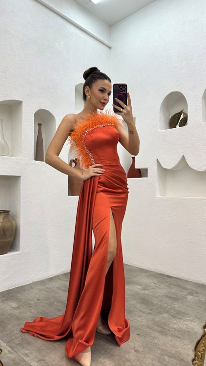 Arancione senza spalline piuma dettaglio raso abito da sera