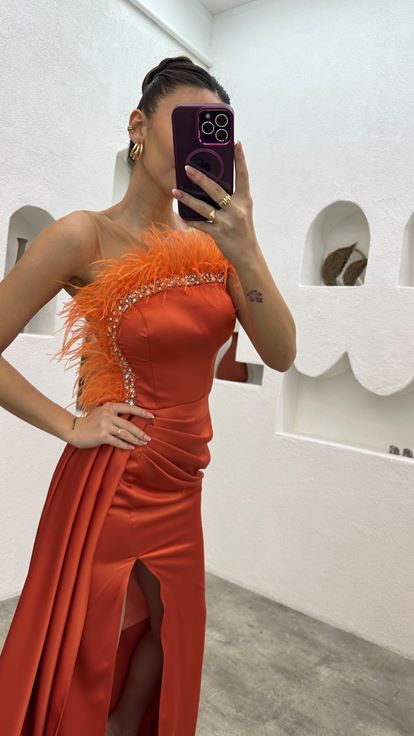 Arancione senza spalline piuma dettaglio raso abito da sera