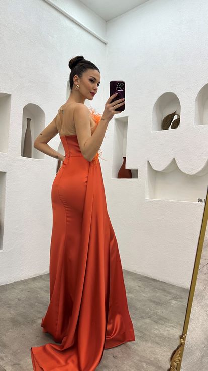 Arancione senza spalline piuma dettaglio raso abito da sera