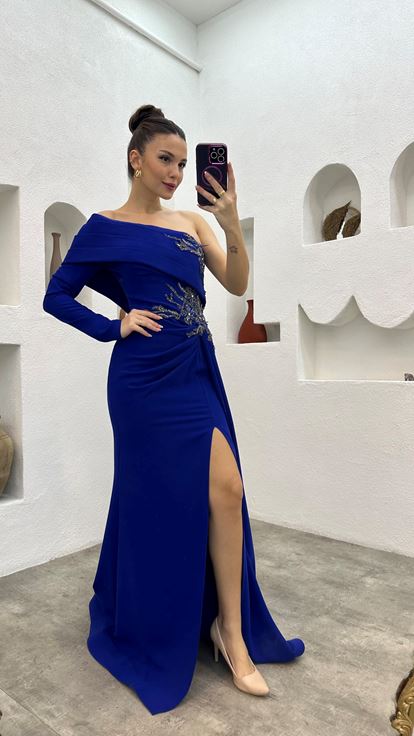 Abito da sera monospalla drappeggiato e ricamato