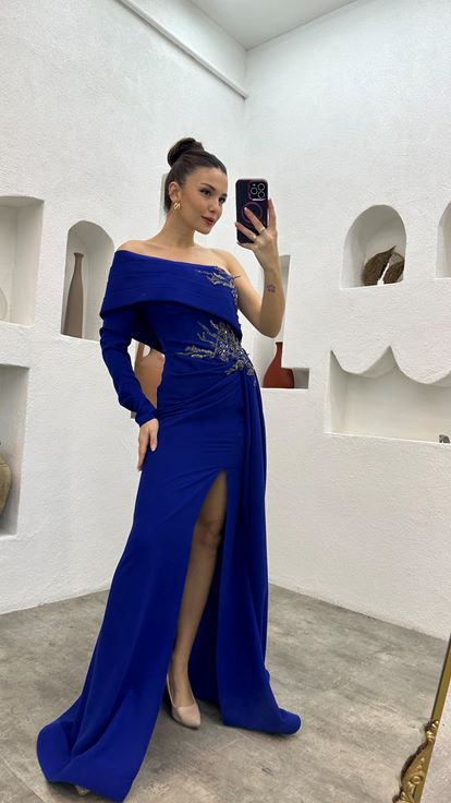 Abito da sera monospalla drappeggiato e ricamato