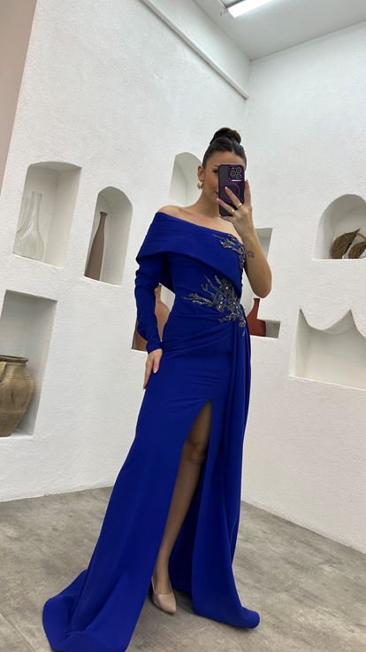 Abito da sera monospalla drappeggiato e ricamato