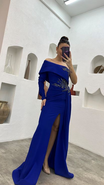 Abito da sera monospalla drappeggiato e ricamato