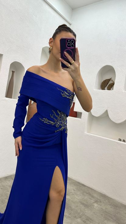 Abito da sera monospalla drappeggiato e ricamato