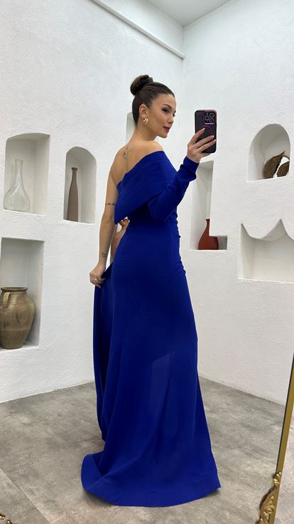 Abito da sera monospalla drappeggiato e ricamato