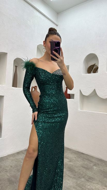 Vestido de noche de lentejuelas bordadas con detalle de plumas de una sola manga esmeralda