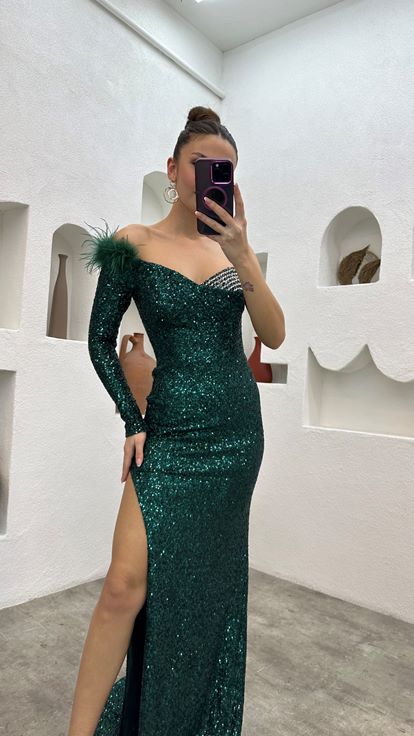 Vestido de noche de lentejuelas bordadas con detalle de plumas de una sola manga esmeralda