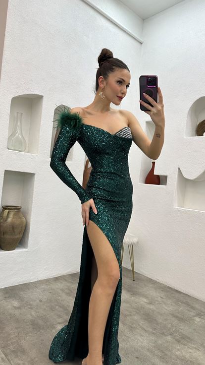 Vestido de noche de lentejuelas bordadas con detalle de plumas de una sola manga esmeralda