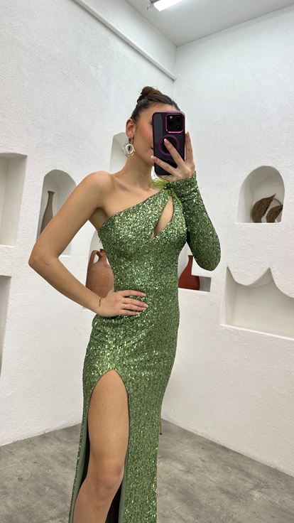 فستان سهرة أخضر نعناعي بكم واحد مزين بالترتر وتفاصيل الريش