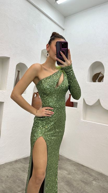 فستان سهرة أخضر نعناعي بكم واحد مزين بالترتر وتفاصيل الريش