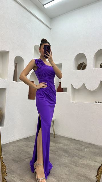 Robe de soirée en satin à manches simples violette