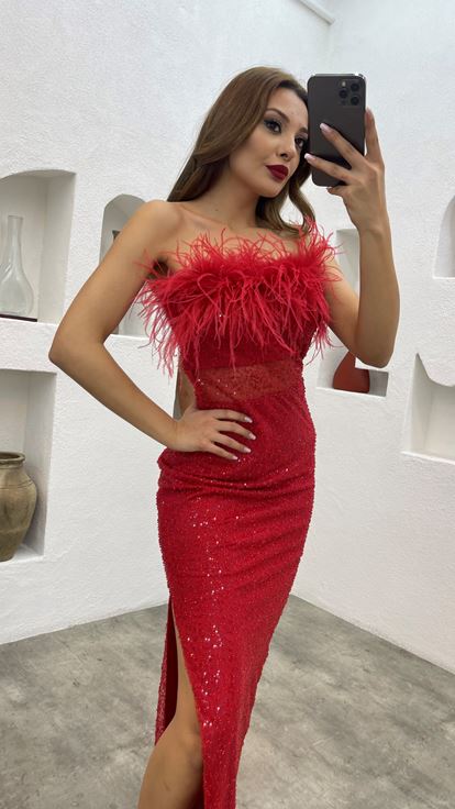 Abito da sera con dettagli trasparenti piumati rossi