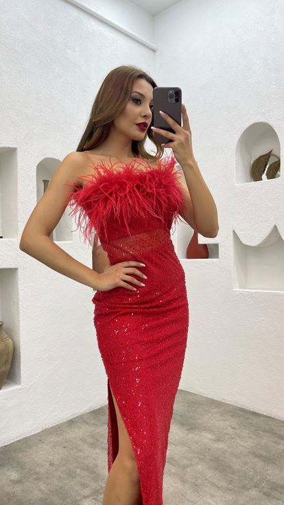 Abito da sera con dettagli trasparenti piumati rossi