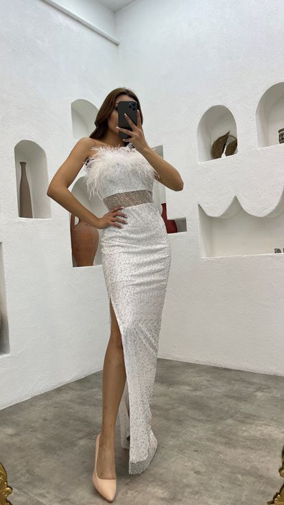Robe de soirée transparente à plumes blanches