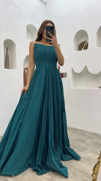 Smaragdgrünes, plissiertes Satin-Abendkleid mit Seilträgern