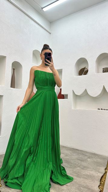Grünes, plissiertes Satin-Abendkleid mit Seilträgern