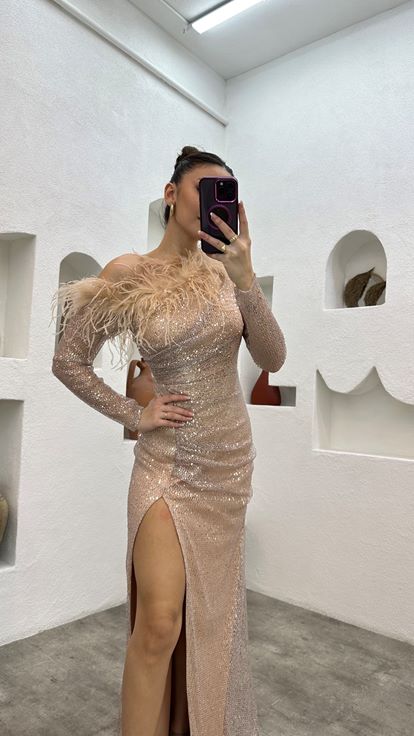 Abito da sera rosa cipria con dettagli in piume e paillettes drappeggiate 