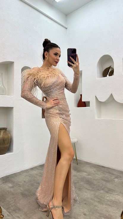 Abito da sera rosa cipria con dettagli in piume e paillettes drappeggiate 