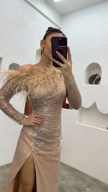 Abito da sera rosa cipria con dettagli in piume e paillettes drappeggiate 