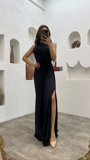 Abito da sera nero in raso in raso ricamato con una spalla in vita