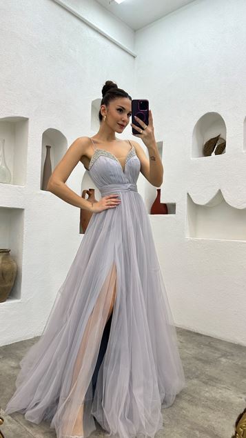 Cinturino in corda grigia ricamato abito da sera in tulle