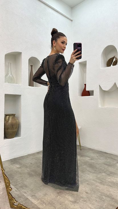 Abito da sera nero con scollo a portafoglio e drappeggi