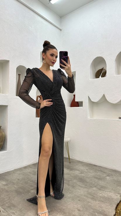 Abito da sera nero con scollo a portafoglio e drappeggi