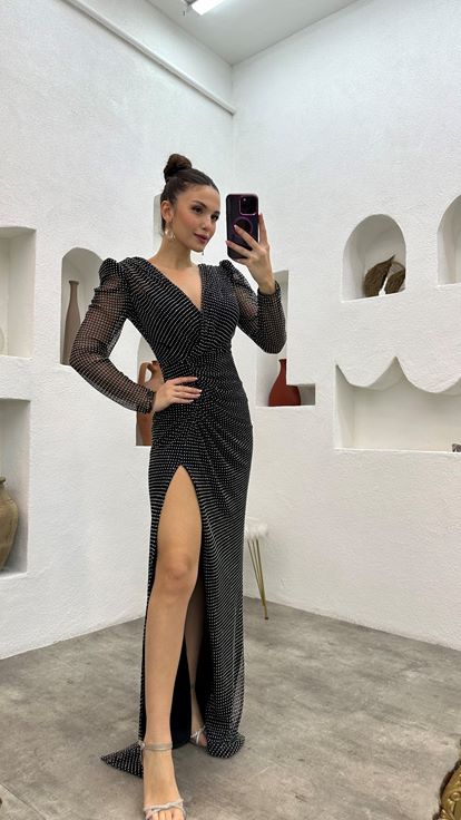 Abito da sera nero con scollo a portafoglio e drappeggi