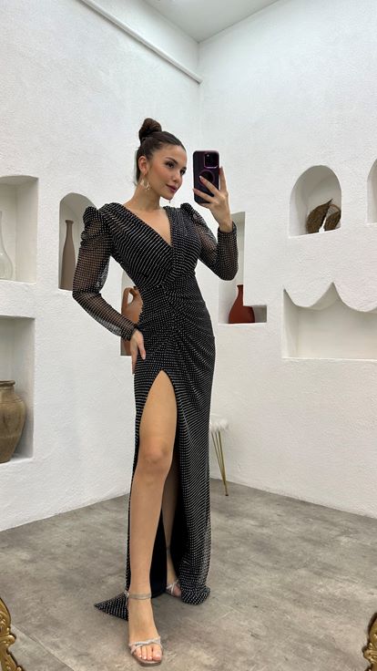 Abito da sera nero con scollo a portafoglio e drappeggi