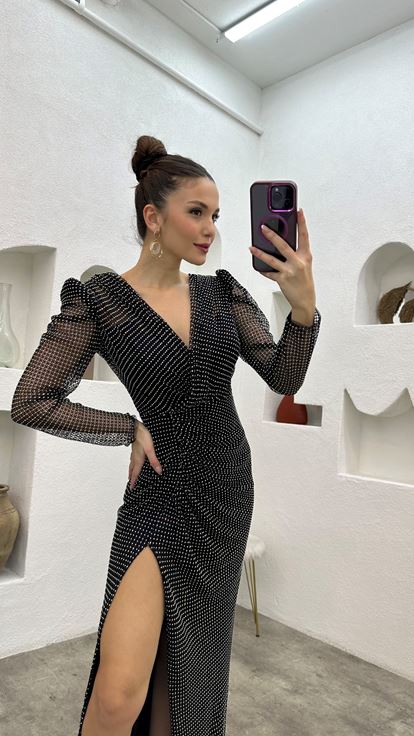 Abito da sera nero con scollo a portafoglio e drappeggi