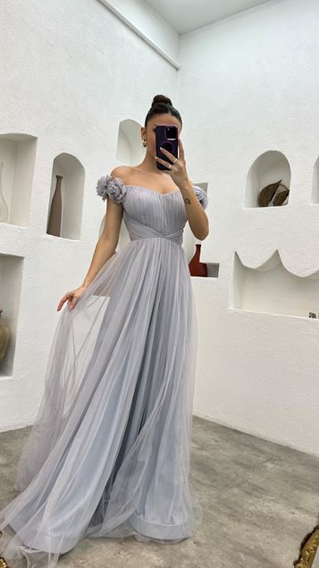 Abito da sera in tulle drappeggiato a balze con spalla grigia