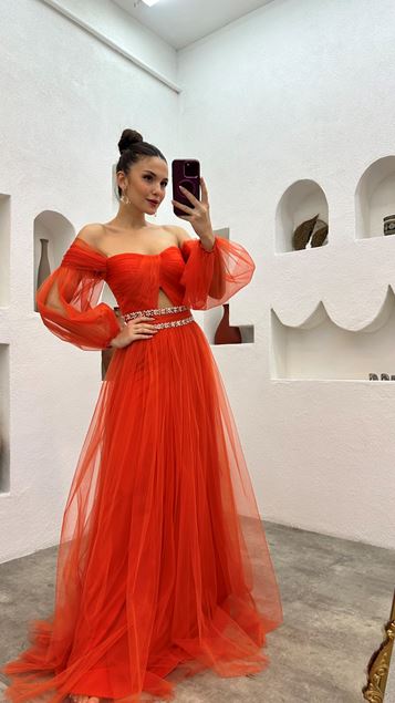 Robe de soirée en tulle brodé à la taille orange