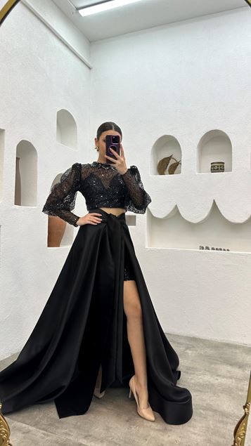 Vestido de noche de raso con cinturón bordado negro