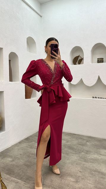 Pflaumenfarbenes, zweireihiges, mit Perlen besticktes Abendkleid