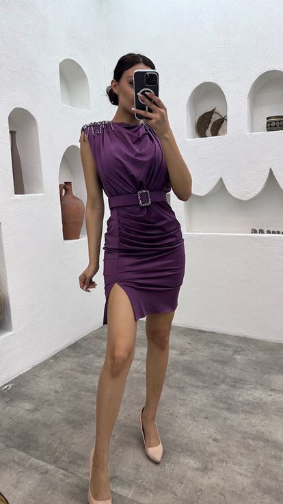 Fliederfarbenes Mini-Abendkleid von Buzi mit Perlen und Gürtel