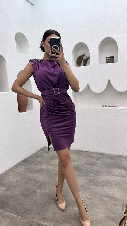 Fliederfarbenes Mini-Abendkleid von Buzi mit Perlen und Gürtel