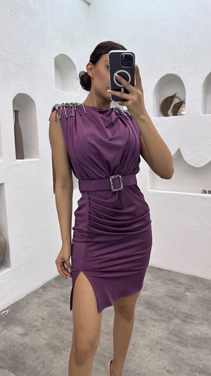 Fliederfarbenes Mini-Abendkleid von Buzi mit Perlen und Gürtel