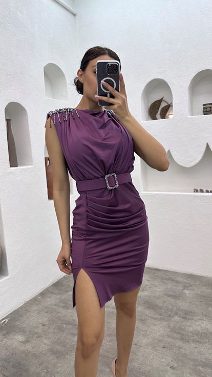 Fliederfarbenes Mini-Abendkleid von Buzi mit Perlen und Gürtel