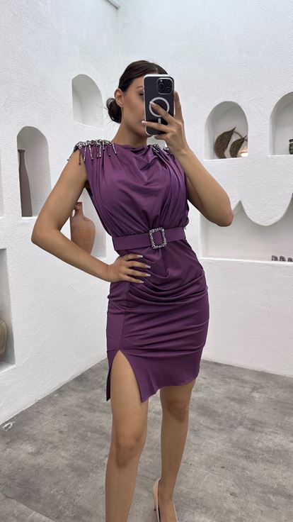 Fliederfarbenes Mini-Abendkleid von Buzi mit Perlen und Gürtel