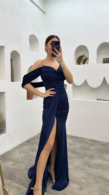 Marineblaues, drapiertes Buzi-Abendkleid mit Seilträgern
