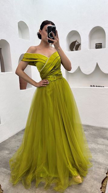 فستان سهرة من التول بحزام أصفر