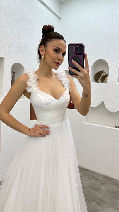 Beyaz Omuzları Tül Detay Elbise
