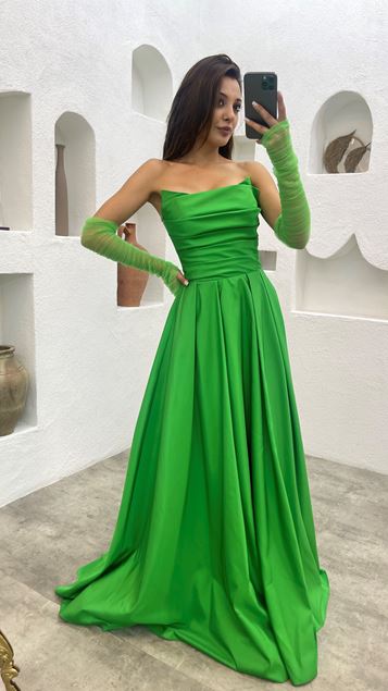 Grünes, trägerloses Kleid mit Ärmeldetails