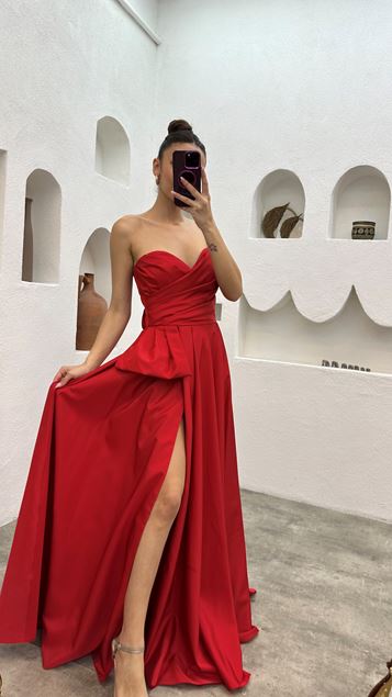 Robe de soirée rouge sans bretelles en satin