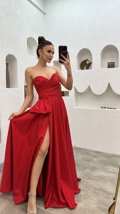 Rotes trägerloses Abendkleid aus Satin